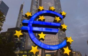 La apreciación del dólar debería esperar a que el Banco Central Europeo y el Banco Central de Japón prosigan con sus políticas de “expansión cuantitativa”
