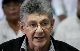 “Se trata de una emboscada burocrática del Ejecutivo y sus tribunales de justicia  para liquidar la Asamblea Nacional electa por el pueblo”, acusó Ramos Allup