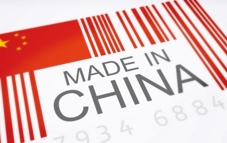 Las ventas de China, líder mundial en intercambios comerciales, cayeron 1.8%, bastante menos que las importaciones, 13.2%, según la Administración General de Aduanas.