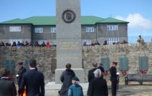 La ceremonia al pie del Monumento a la Liberación de 1982. Fue acompañado de un breve servicio religioso que contó con asistencia del público