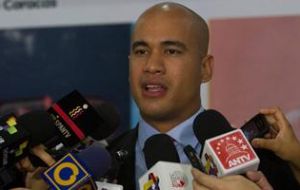 El jefe de la bancada oficialista, Héctor Rodríguez confirmó la visita de Maduro a la Asamblea Nacional y llamó a los partidarios del chavismo a acompañarlo