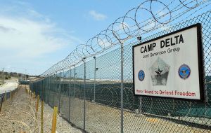 El traslado sitúa la población carcelaria en Guantánamo en 93 presos, por primera vez por debajo de los cien.