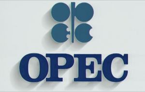 La OPEP dijo en un reporte mensual que la oferta fuera del grupo bajará en 660.000 bpd en 2016, principalmente la producción estadounidense. 
