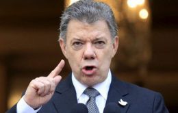 ”He tomado la decisión de (...) prohibir el porte de armas en el país del 31 de enero al 31 de diciembre de este año”, anunció Santos junto al alcalde de Bogotá Peñalosa