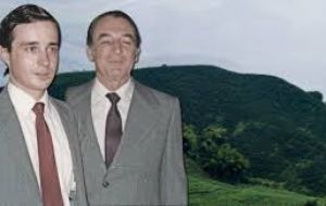 El padre de Uribe, Alberto Uribe Sierra, falleció el 14 de junio de 1983 en su finca Guacharacas, en Antioquia