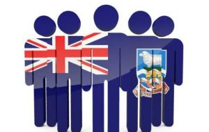 En 2013 las Falklands celebraron un referendo sobre el futuro de las Islas y por mayoría abrumadora votaron seguir como un Territorio británico de Ultramar.