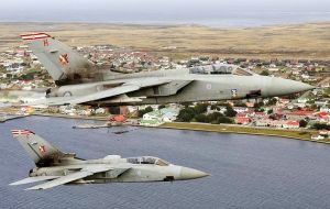“Estamos comprometidos a sostener el derecho de Falklands a la auto determinación, incluso asegurando la defensa de las Islas”, dijo el vocero  Laborista