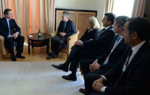 El presidente Macri y el premier Cameron encabezaron la reunión 'muy positiva' junto a sus asesores
