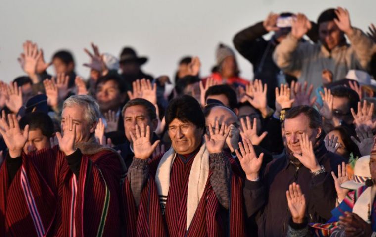 El presidente recibió los primeros rayos del sol en Tiahuanaco o Tiwanaku, a 71 km de La Paz, con las manos extendidas, en una ceremonia tradicional