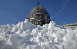 La capital federal Washington y sus suburbios podrían recibir más de 60 centímetros de nieve en corto tiempo, junto a fuertes vientos, según los meteorólogos.