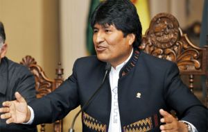 Morales dijo que su salario equivale a 13 salarios mínimos nacionales, mientras que el del ex presidente Hugo Banzer, fue igual a 100 salarios mínimos.