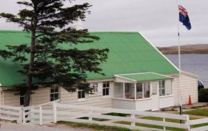 Gilbert House es sede del gobierno autónomo de las Falklands, el cual decide en todo a excepción de relaciones internacionales y defensa 