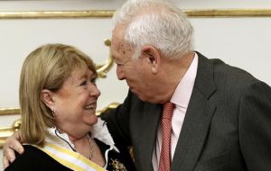 Como gesto de reconocimiento hacia la nueva canciller argentina, García Margallo impuso a Malcorra la “Orden de Isabel la Católica”