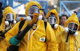 Agentes sanitarios con trajes amarillo y máscaras de gas, rociaron con insecticida los 900 metros de la pista y las gradas del Sambódromo