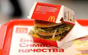 De los Big Mac de 122 rublos (US$ 1,53) están pasándose a las alas de pollo de 118 rublos (US$ 1,46) y a las hamburguesas dobles de cerdo de 105 rublos (US$ 1,30).