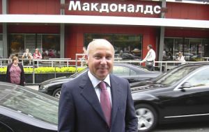 Khamzat Khasbulatov destacó el crecimiento de las ventas de los locales abiertos hace más de un año en Rusia