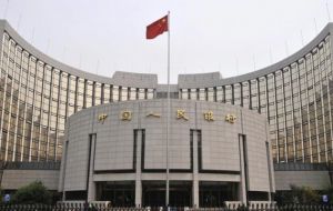 El banco central chino canalizó el efectivo a través de acuerdos de recompra inversa (“repos”), que vende valores condicionados a su recompra en fecha posterior.