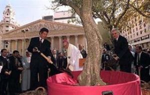 Macri obsequió a Francisco una foto en la que se ve a Bergoglio plantando un olivo en la Plaza de Mayo en el año 2000, cuando aún era arzobispo de Buenos Aires.