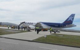 Un Airbus 320 de Lan con 150 asientos realiza un vuelo redondo semanal todos los sábados a las Falklands desde Santiago de Chile vía Punta Arenas