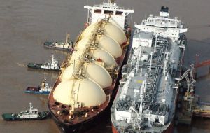 La exportación de gas, que Chile recibe desde el sudeste asiático en sus terminales de GNL Mejillones y Quintero, será para consumo en Buenos Aires
