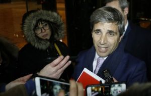 El secretario de Finanzas argentino Luis Caputo se encuentra desde el lunes negociando con los fondos especulativos en Nuevo York
