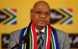“Vamos a pasar por un periodo difícil”, dijo Zuma en su discurso, en momentos en el que se encuentra debilitado políticamente por varios escándalos de corrupción