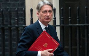 Pero una fuente de Defensa sostuvo que era importante mostrar apoyo al personal británico en MPA, y que “Hammond no tiene problema con que se haga la visita”