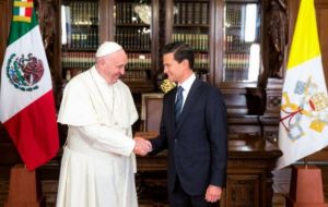 ”Su santidad, México lo quiere, México quiere al papa Francisco”, dijo Peña Nieto. La presencia del papa en el Palacio de Gobierno fue un gesto simbólico