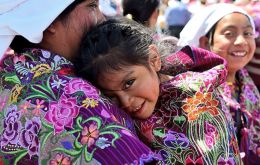 Miles de indígenas vestidos con sus coloridos vestuarios acudieron al estadio con capacidad para escuchar la misa al pie de las majestuosas montañas de Chiapas
