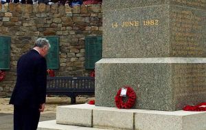 Fallon junto al gobernador de las Islas, Colin Roberts, depositó una ofrenda floral al pie del monumento a la liberación que recuerda los caídos en la guerra de 1982