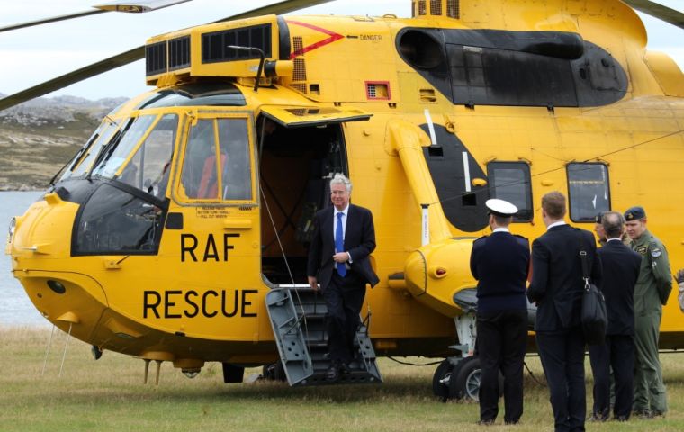 Fallon llega a Stanley a bordo de un Sea King de la RAF