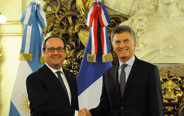 Macri y Hollande brindaron una conferencia de prensa conjunta en la que suscribieron 27 acuerdos e intercambiaron elogios. 