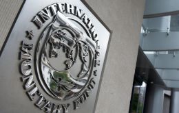 “Existen mayores riesgos de que la recuperación descarrile, en un momento en que la economía global es altamente vulnerable a choques adversos”, subrayó el FMI 