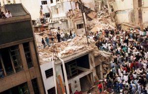Nisman estaba a cargo de la investigación del atentado contra la sede de la mutualista judía AMIA que dejó 85 muertos en 1994