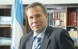 El dictamen fiscal concuerda con los apelantes que el objeto procesal de la causa al  lo constituye la hipótesis de que Alberto Nisman ha sido víctima de homicidio”.