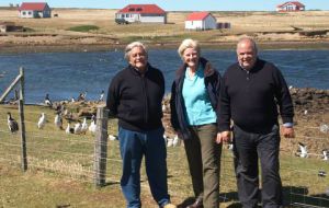 El ex presidente Luis Alberto Lacalle junto a la legisladora de las Falklands, Phil Rendell y el diputado Jaime Trobo en la isla Bleaker.