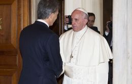 “Buenos días señor presidente, ¿cómo le va?”, dijo el Papa en la puerta de su biblioteca privada. Por su parte Macri respondió: ¿Cómo está Francisco, un gusto”.