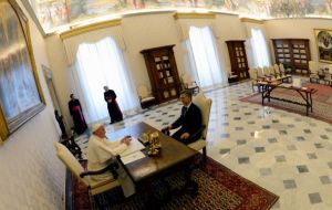 Al contrario de Cristina Fernández, a quien Franciso solía recibir en la residencia privada papal, la Casa Santa Marta, la cita con Macri fue muy seria y formal
