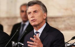 “Dialogar no implica renunciar...al contrario, el aislamiento y la retórica vacía, alejan cualquier posibilidad de encontrar una solución” sostuvo Macri. 