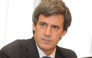 El ministro de Hacienda, Alfonso Prat-Gay, adelantó el borrador del proyecto al diputado de UNA Sergio Massa el miércoles.