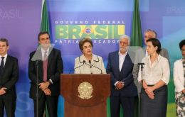 Desde el palacio presidencial, y flanqueada por ministros, Rousseff reiteró su “más absoluto inconformismo” con la operación policial de la que fue objeto Lula
