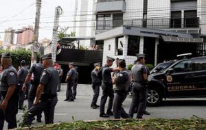 Las autoridades policiales realizaron el viernes una vasta operación que comenzó con un allanamiento a la residencia particular de Lula