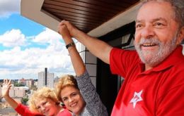 El líder del PT saluda desde el balcón de su apartamento junto a Dilma Rousseff y la ex primera dama Marisa.