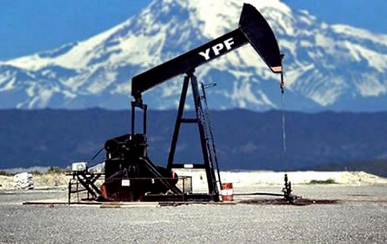 YPF informó que su producción de hidrocarburos registró en 2015 un crecimiento del 3%: el petróleo creció 2,1%, mientras que la de gas aumentó un 4,1%.