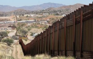 El precandidato republicano además, ha prometido que en caso de llegar a la Casa Blanca construirá un muro en la frontera que será pagado por su vecino del sur. 