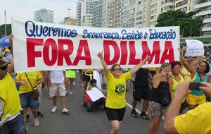 Las organizaciones presionan la renuncia de Rousseff y apoyan el juicio político que la oposición intenta impulsar en el Congreso para destituir a la mandataria.