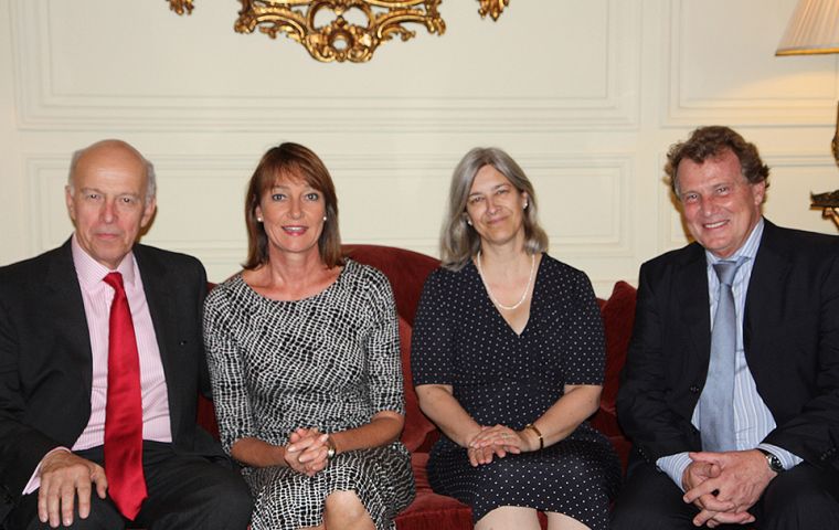 De izq a der, embajador británico John Freeman, Linette de Jager, la Sra. Freeman y el nuevo embajador en Londres Carlos Sersale Di Cersiano  