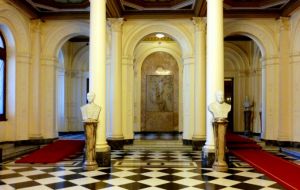 Los bustos de los ex-presidentes Juan Domingo Perón y Néstor Kirchner serán trasladados a un Hall de Honor y saldrán de la entrada de la Casa Rosada.