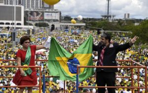 En un falso escenario una actriz representa a Dilma y otro a Lula da Silva, los 'villanos' de las marchas 
