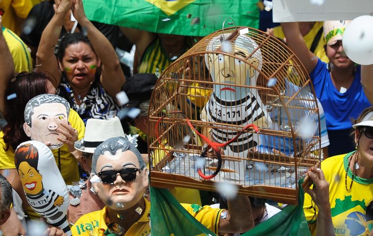 Según los organizadores, en Sao Paulo participaron 2,5 millones de personas y otro millón tomó las calles de Río de Janeiro